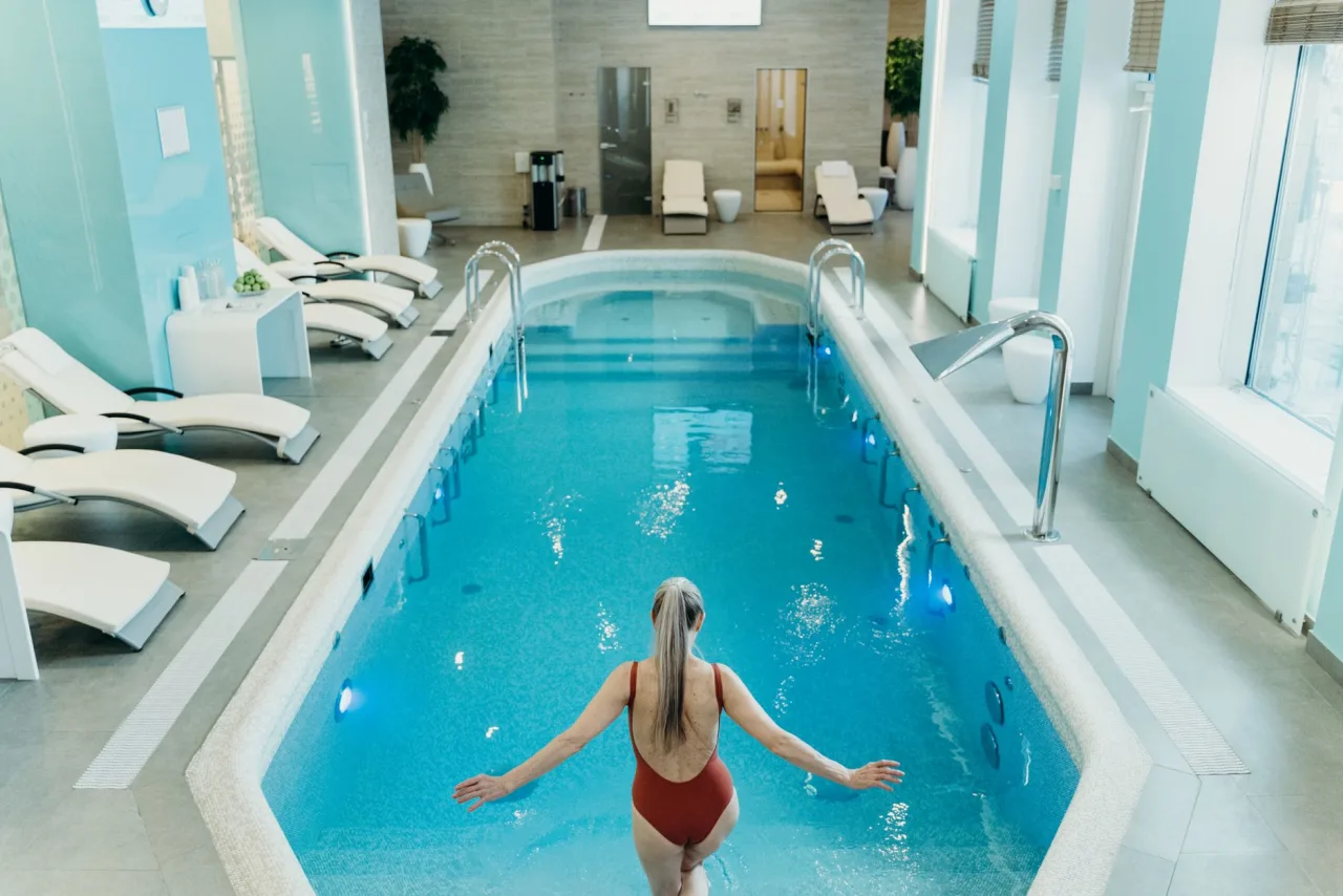 How do you maintain a swimming pool in Dubai's heat?