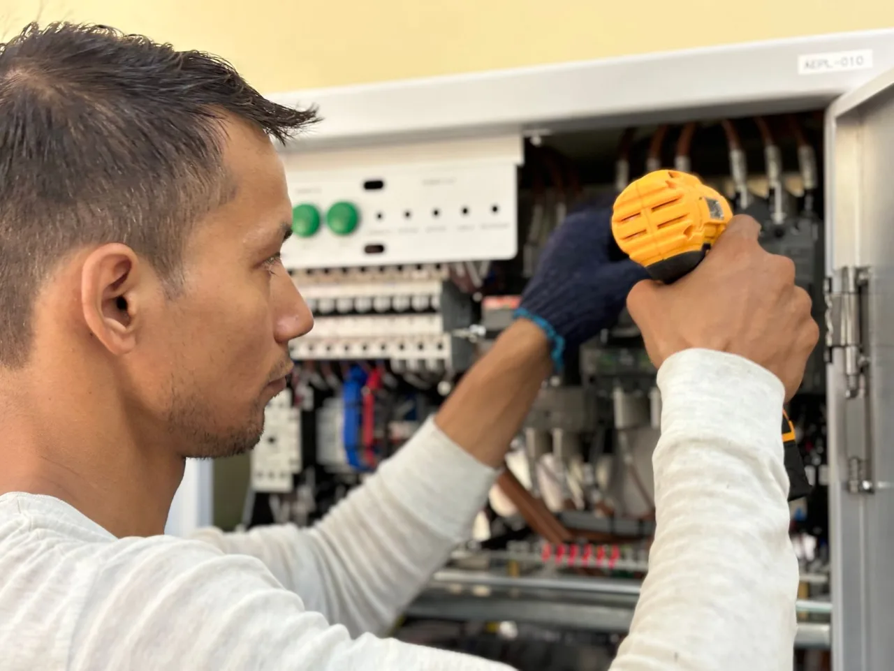 Preparing Your Electrical Systems for Dubai Summer