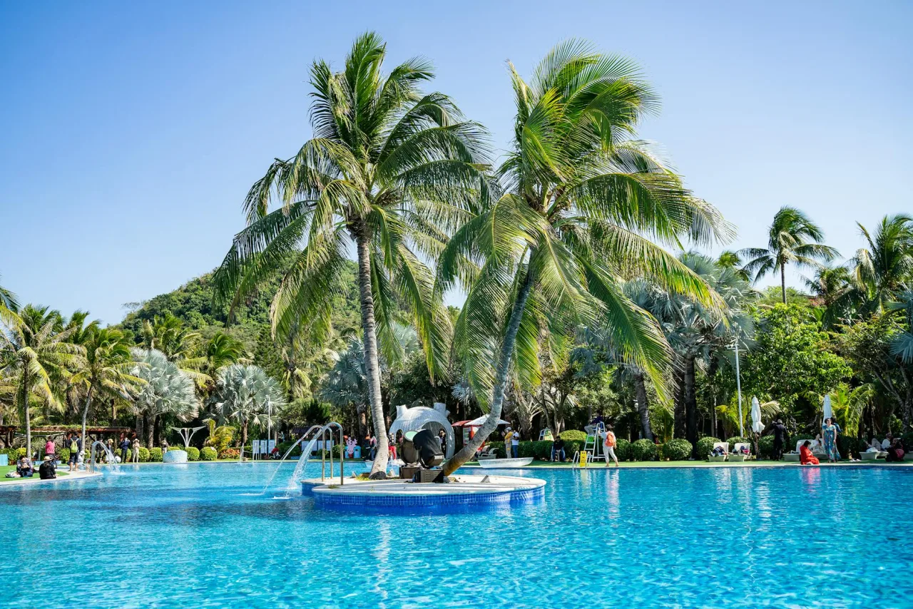 7 Signs Your Swimming Pool Needs Repair