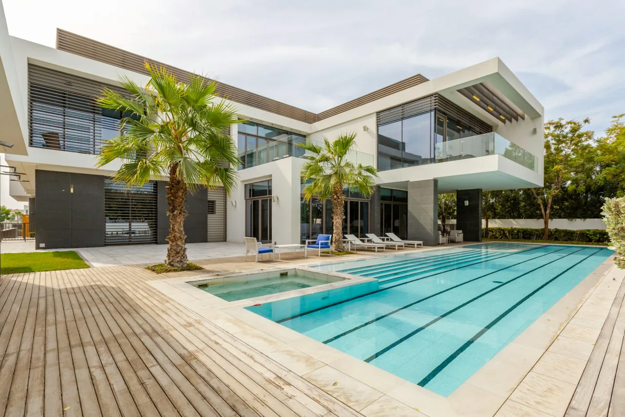 Smart Home Retrofit Guide: KNX vs DALI for Dubai Villas